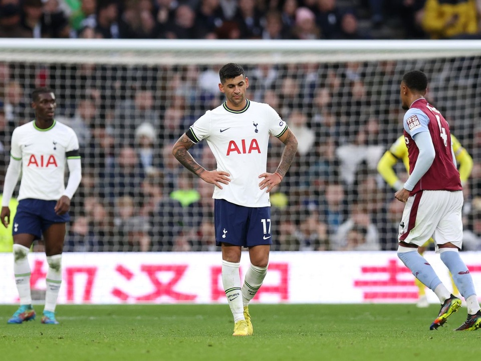 Tottenham tụt xuống vị trí thứ 5 trên bảng xếp hạng, kém đội đứng thứ 4 Manchester United 5 điểm. HLV Conte thừa nhận rằng khá bi quan về hy vọng lọt vào top 4 Premier League của Tottenham cuối mùa. Mối quan hệ giữa chiến lược gia người Italy và ban lãnh đạo "Gà trống" cũng không còn tốt trong thời gian qua.