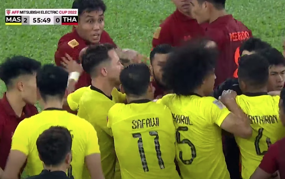 Malaysia đưa bóng vào lưới Thái Lan nhưng bàn thắng không được công nhận. Nếu trọng tài công nhận pha bóng này, tỷ số đã là 2-0 cho Malaysia.
