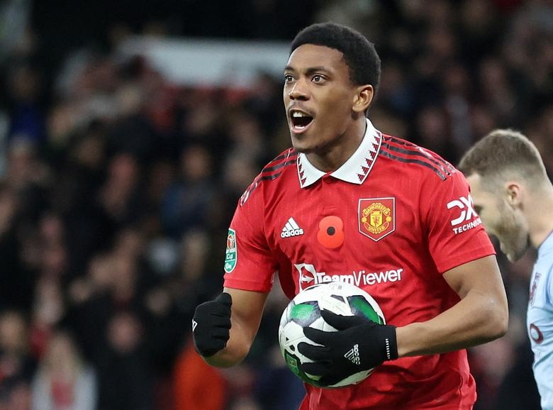Anthony Martial cũng chưa hồi phục. Tiền đạo người Pháp là cầu thủ có chuyên môn tốt nhưng liên tục chấn thương. Sau khi trở lại và ghi bàn trong chiến thắng 2-0 trước Nottingham Forest hôm 2/2, cựu sao AS Monaco lập tức quay về với giường bệnh. Anh mới chỉ ra sân 14 trận trên mọi đấu trường mùa này.