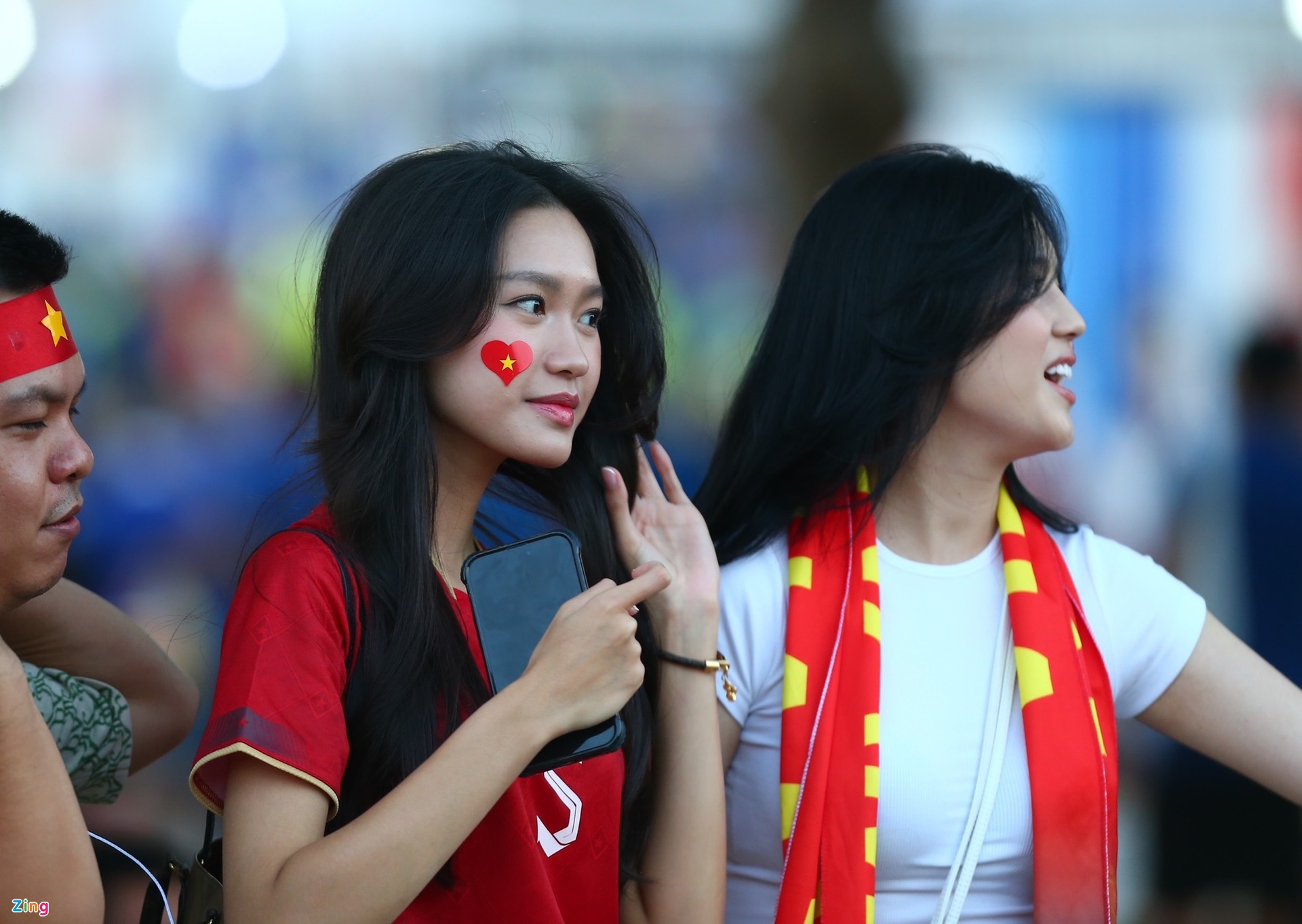 Hải My cũng ra nước ngoài cổ vũ Văn Hậu khi cầu thủ này cùng tuyển Việt Nam đá AFF Cup. Ảnh: Quang Thịnh.