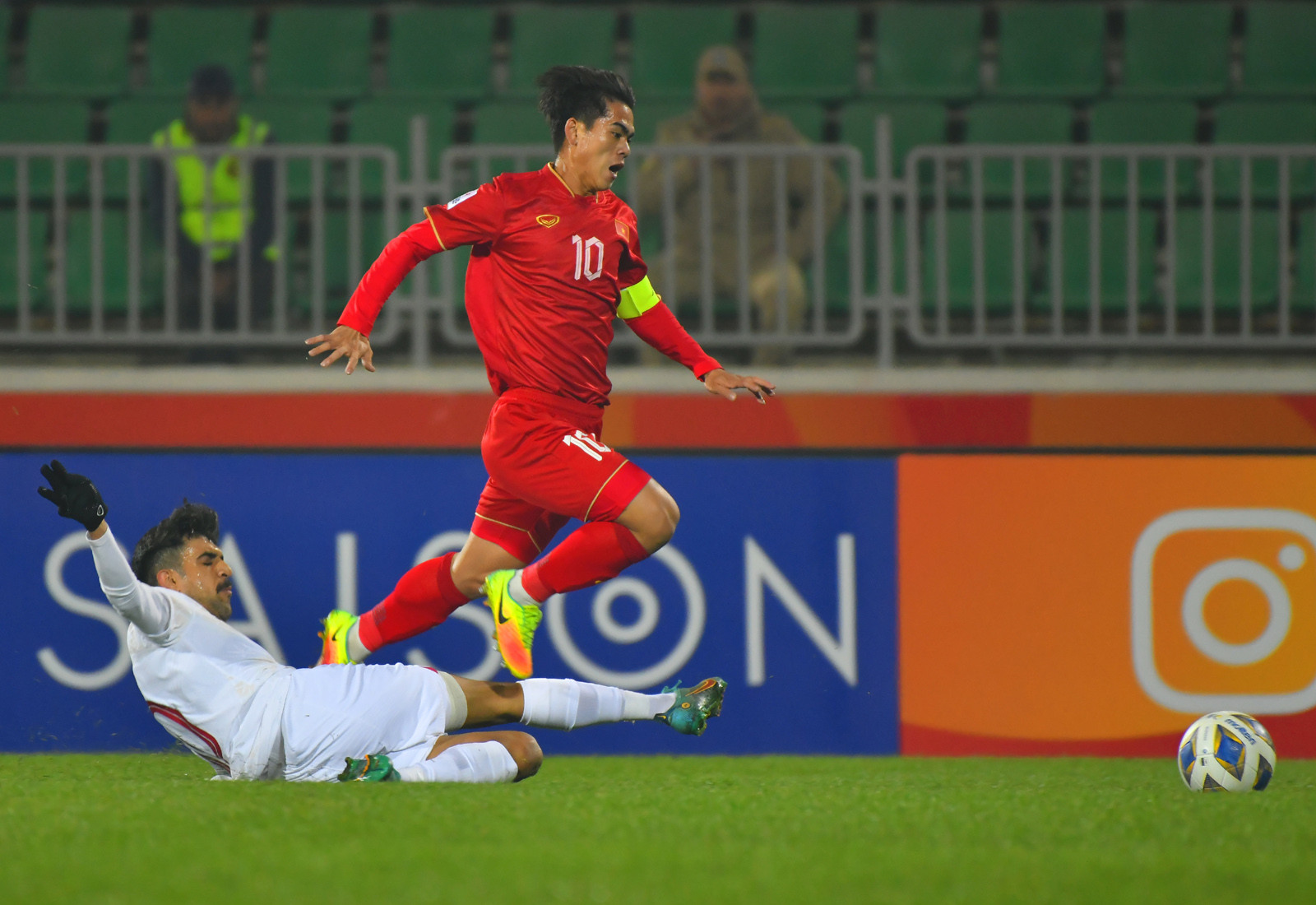 Khoảnh khắc ăn mừng cảm xúc của Quốc Việt vào lưới U20 Qatar - Bóng Đá