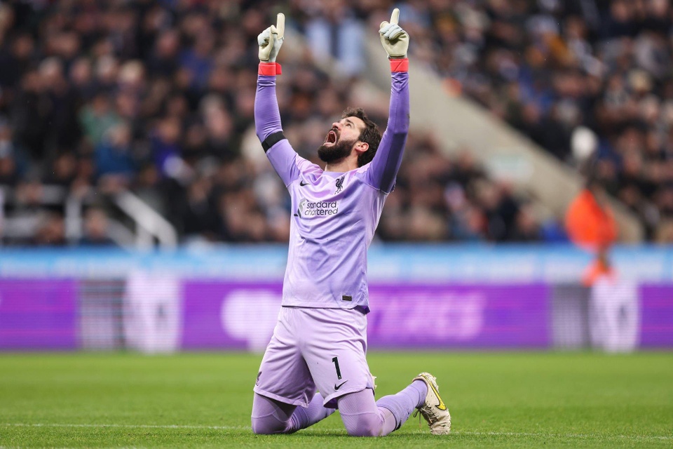 Alisson nhỉnh hơn David de Gea (6,69 điểm) đôi chút về điểm trung bình từ đầu mùa. Gần đây, tuyển thủ Brazil bị chỉ trích vì mắc sai lầm trận Liverpool thua Real 2-5. Nhưng ở Premier League, Alisson vẫn chơi ổn định.