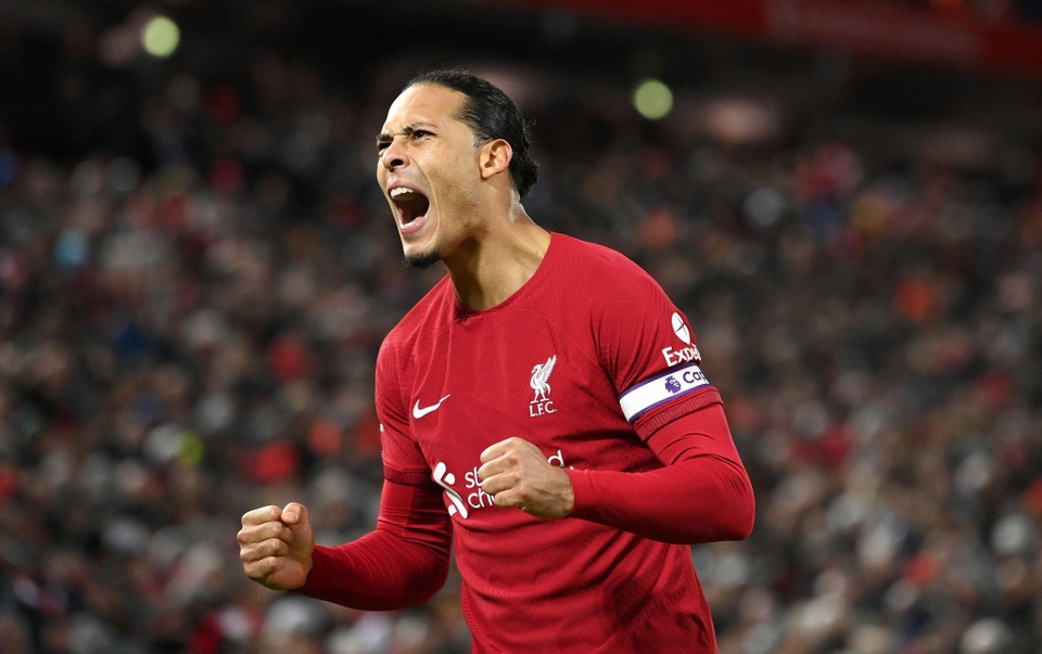 Virgil van Dijk ghi bàn và được chọn là Cầu thủ hay nhất trận Liverpool thắng Wolves 2-0. Việc tuyển thủ Hà Lan dần tìm lại phong độ đỉnh cao là điểm tựa cho Liverpool đối đầu hàng công đang "vào form" của MU.