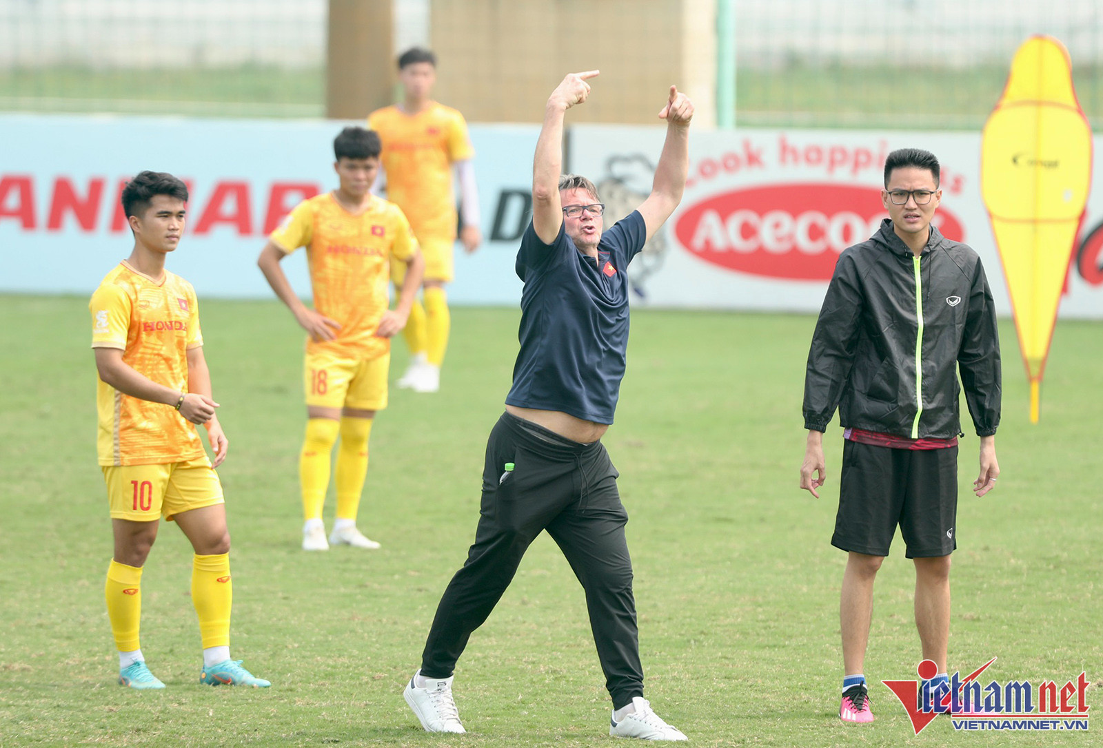 HLV Philippe Troussier 'ra chiêu', U23 Việt Nam mệt nhoài giữa trưa nắng - Bóng Đá