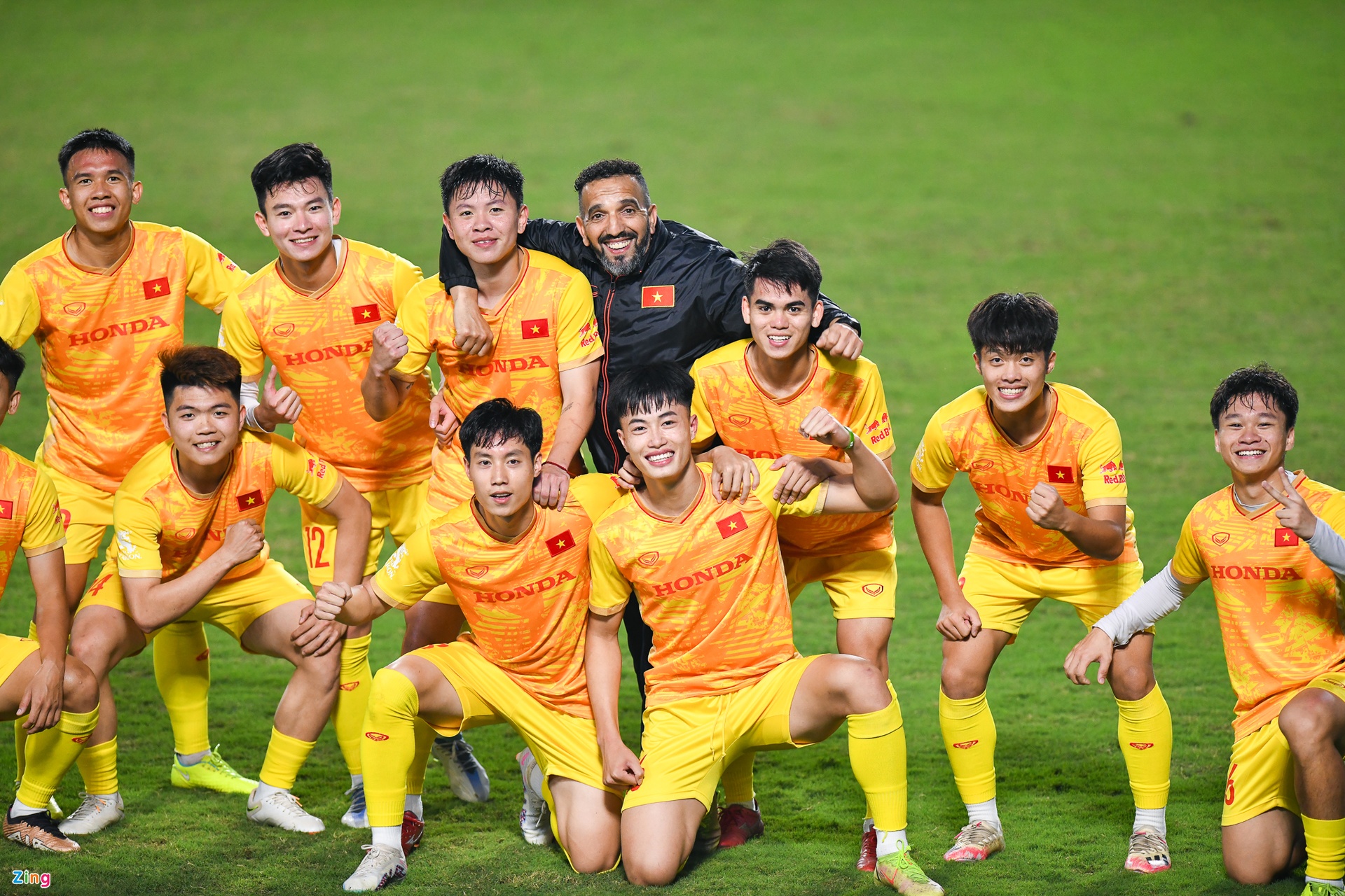 HLV Hoàng Anh Tuấn có mặt trong buổi tập của U23 Việt Nam - Bóng Đá