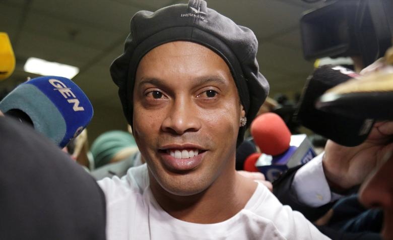 Ronaldinho kiếm bộn tiền nhờ đá bóng biểu diễn - Bóng Đá