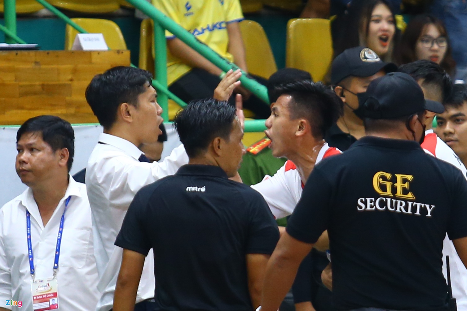 Trọng tài bị vây khi bẻ còi ở 'Siêu kinh điển' futsal Việt Nam - Bóng Đá