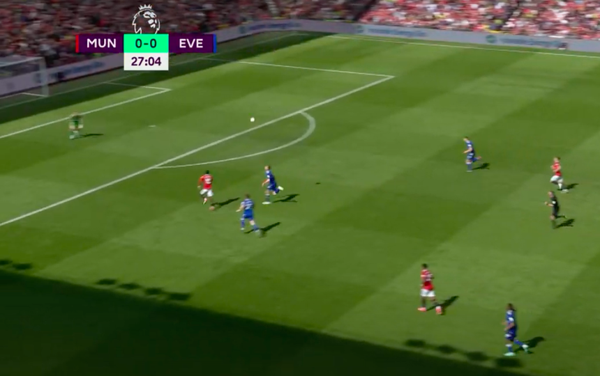 Rashford dùng tốc độ để đón đường chuyền, nhưng tiếc là không ghi bàn.