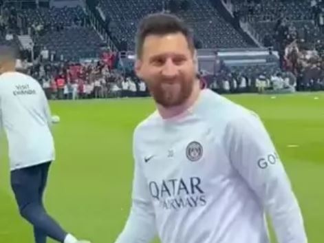 Phản ứng của Messi khi được gọi là nhà vô địch thế giới - Bóng Đá