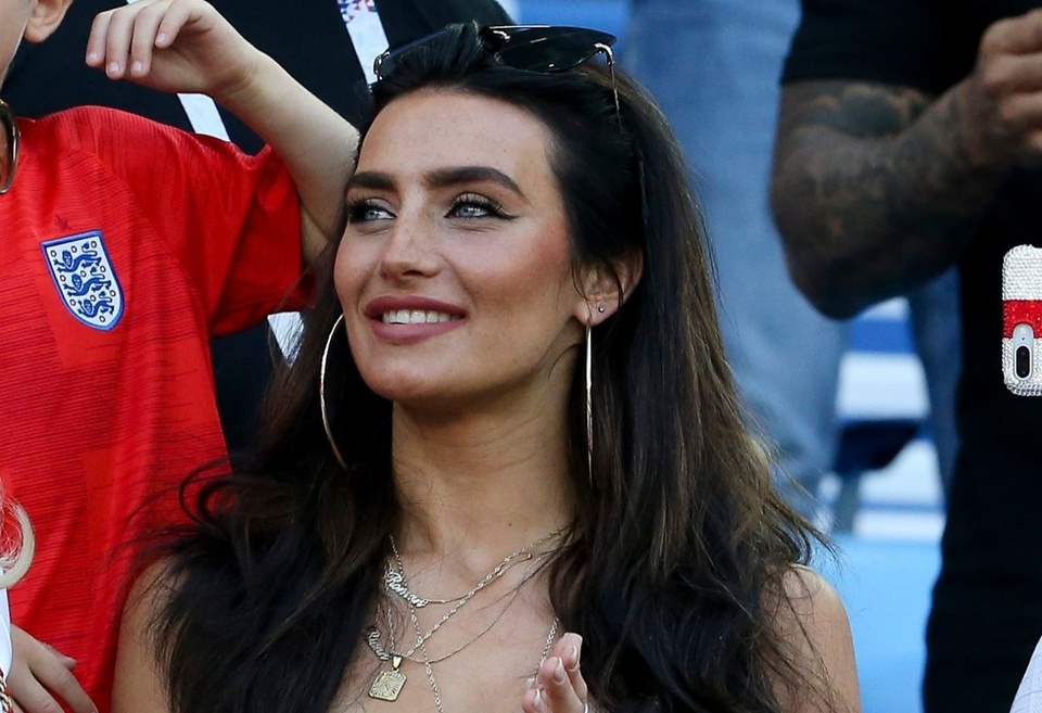 Bà xã Kyle Walker đăng ảnh cổ vũ chồng và các đồng đội ở Man City, chứng mình bản thân đã tha thứ cho chồng.