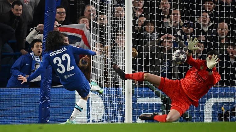 Khung thành đã mở toang nhưng hậu vệ người Tây Ban Nha đá thẳng vào người Courtois. Ảnh: Reuters.