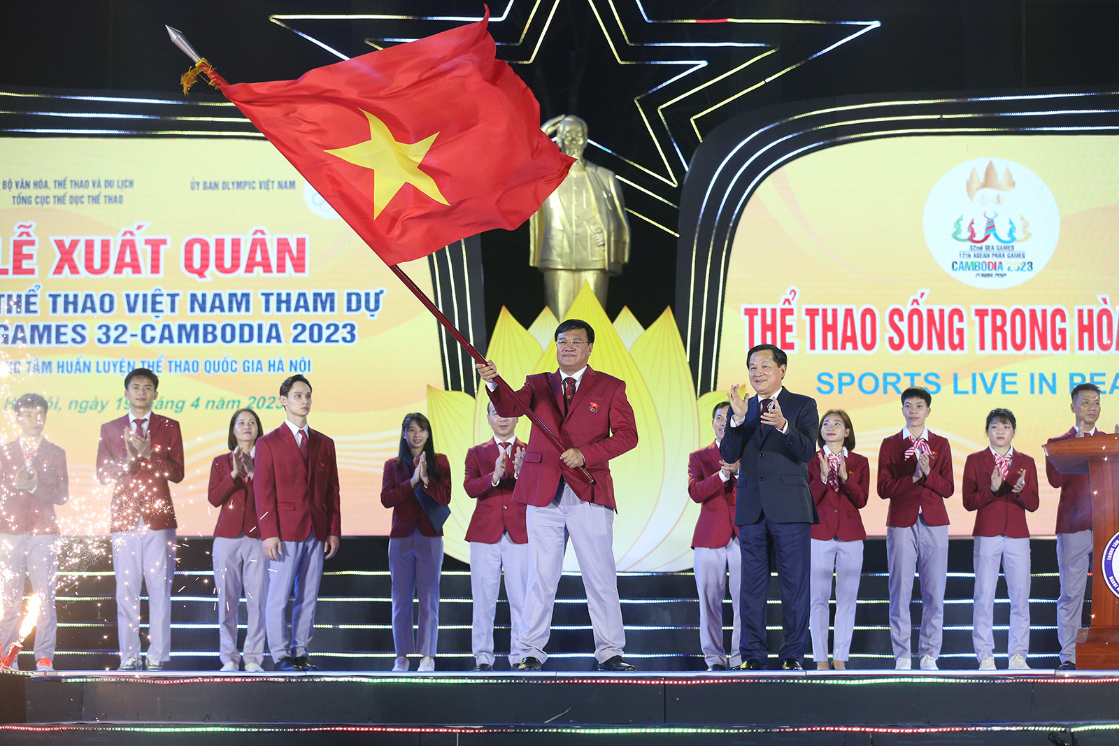 Tưng bừng Lễ xuất quân đoàn TTVN dự SEA Games 32 - Bóng Đá