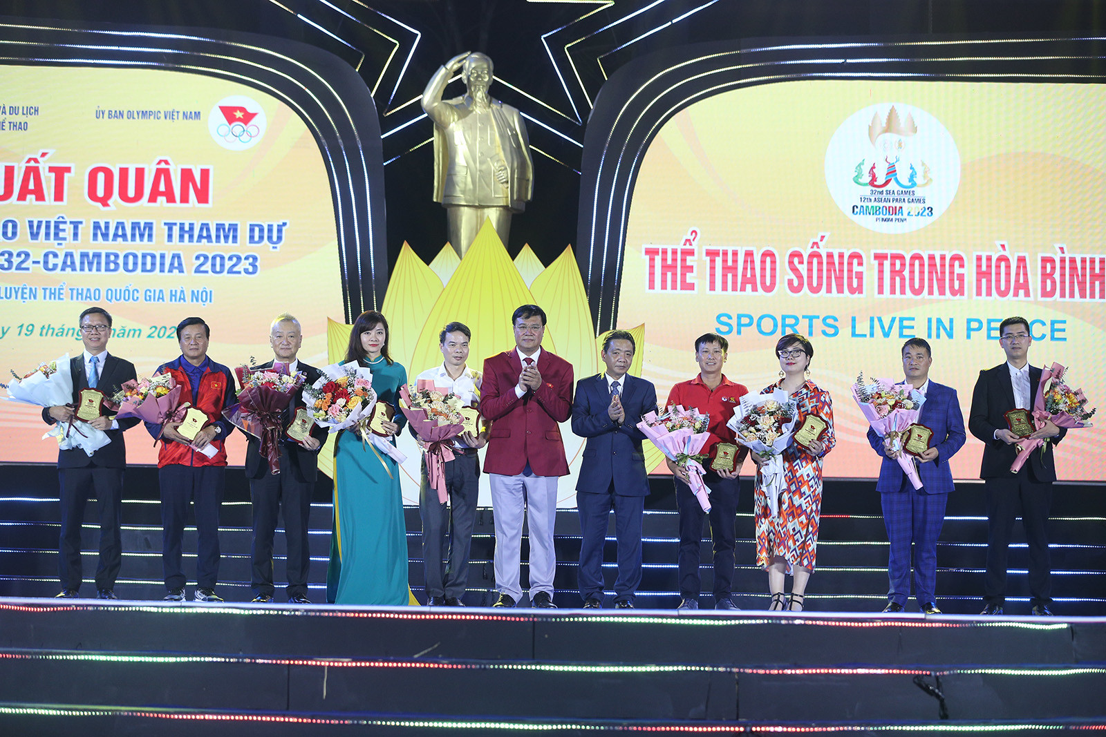 Tưng bừng Lễ xuất quân đoàn TTVN dự SEA Games 32 - Bóng Đá
