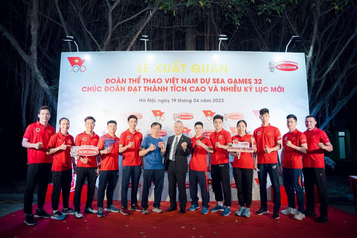 Ông Kaneda Hiroki - Tổng Giám đốc Acecook Việt Nam cổ vũ tinh thần VĐV Việt Nam.