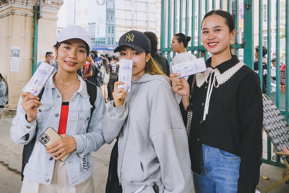 Người Campuchia đổ xô đi nhận vé miễn phí xem SEA Games 32 - Bóng Đá