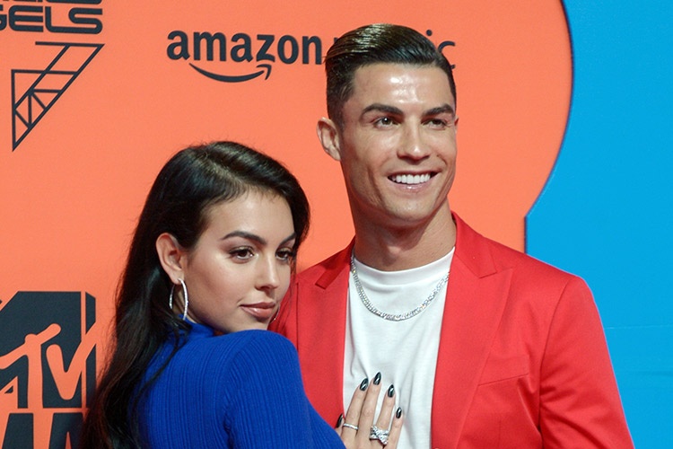Bạn gái Ronaldo phản ứng trước nghi vấn rạn nứt tình cảm - Bóng Đá