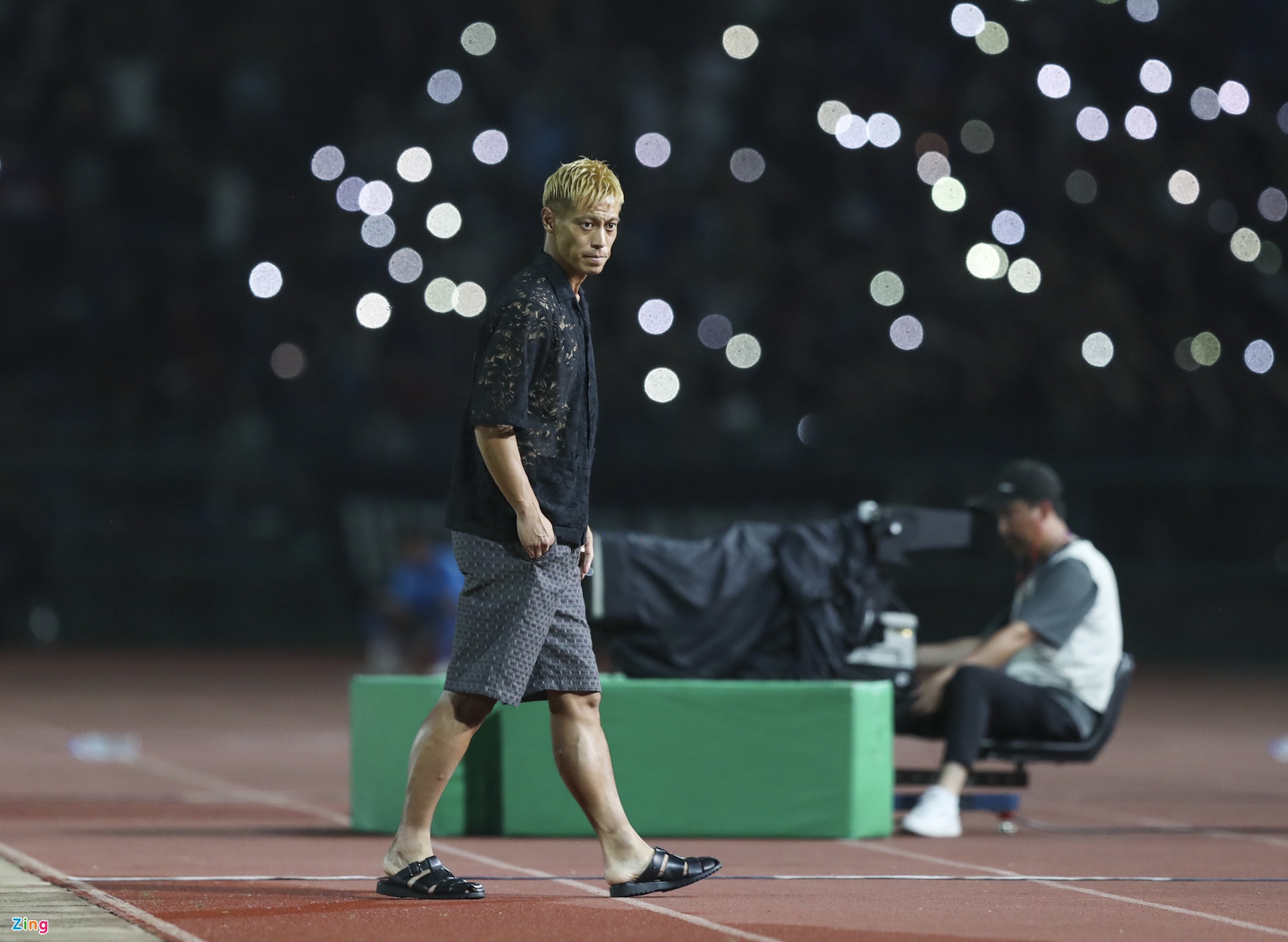 Trên cương vị GĐKT của U22 Campuchia, Keisuke Honda xuất hiện với bộ trang phục khá thời thượng trong trận mở màn của đội nhà với U22 Timor Leste.