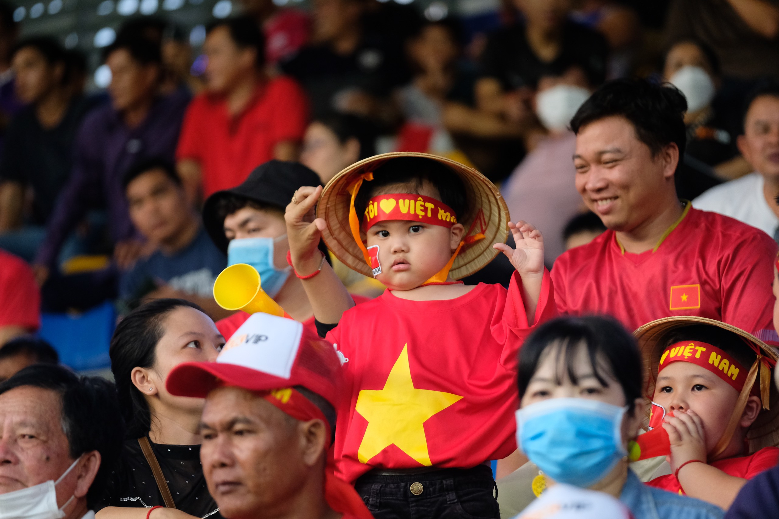 CĐV Việt Nam 'đại náo' sân Prince trong trận mở màn SEA Games - Bóng Đá
