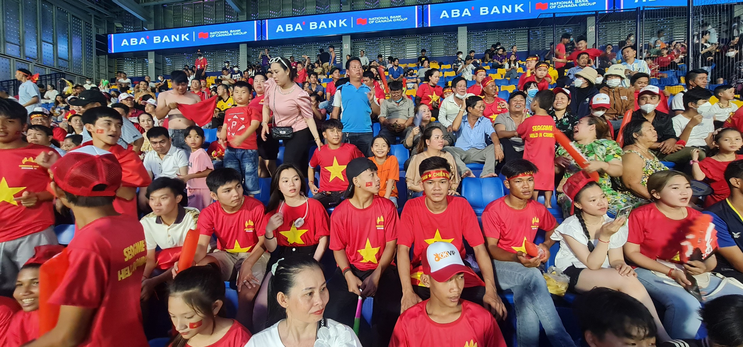 CĐV Việt Nam 'đại náo' sân Prince trong trận mở màn SEA Games - Bóng Đá