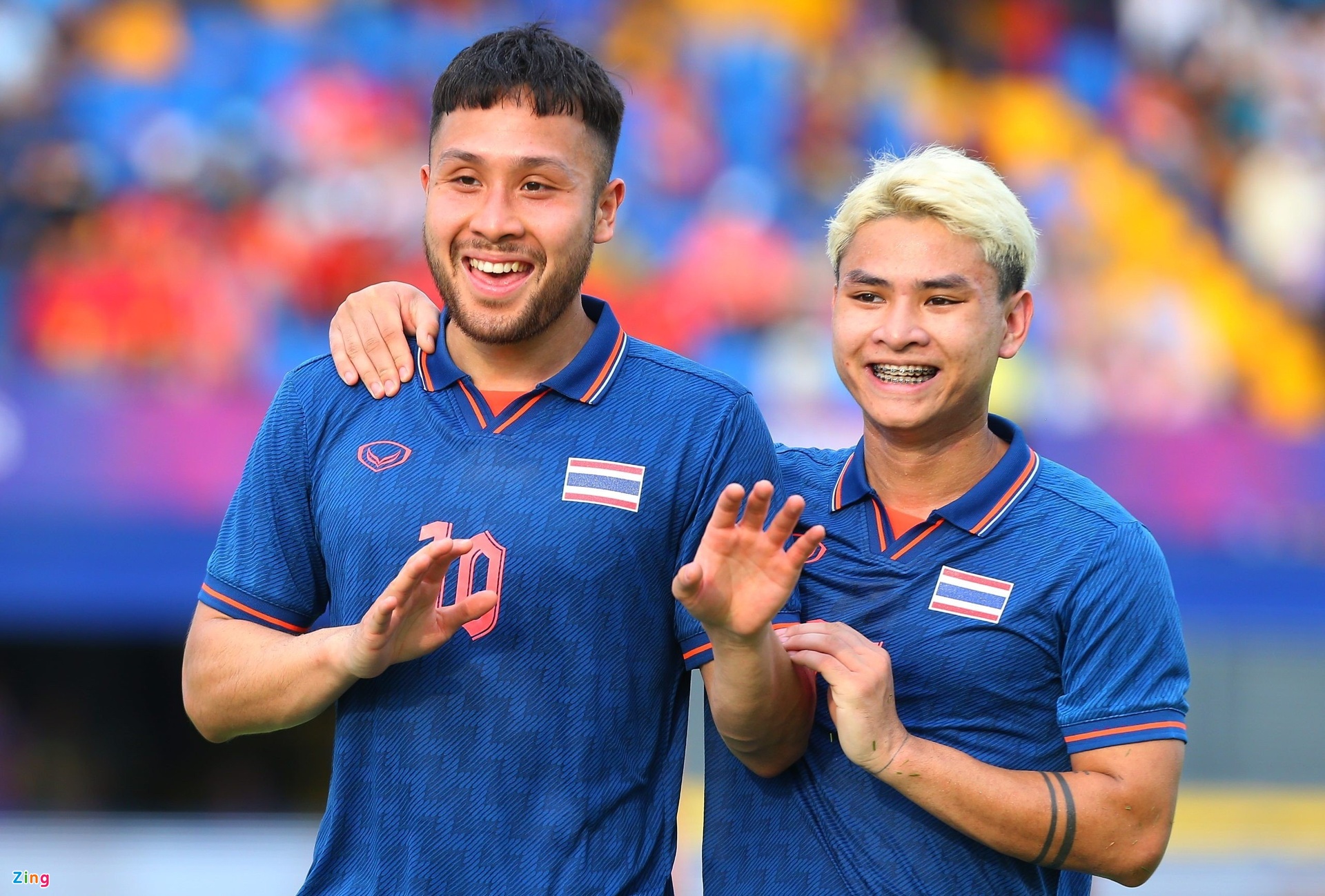 Cầu thủ Singapore đổ máu trong trận thua Thái Lan - Bóng Đá