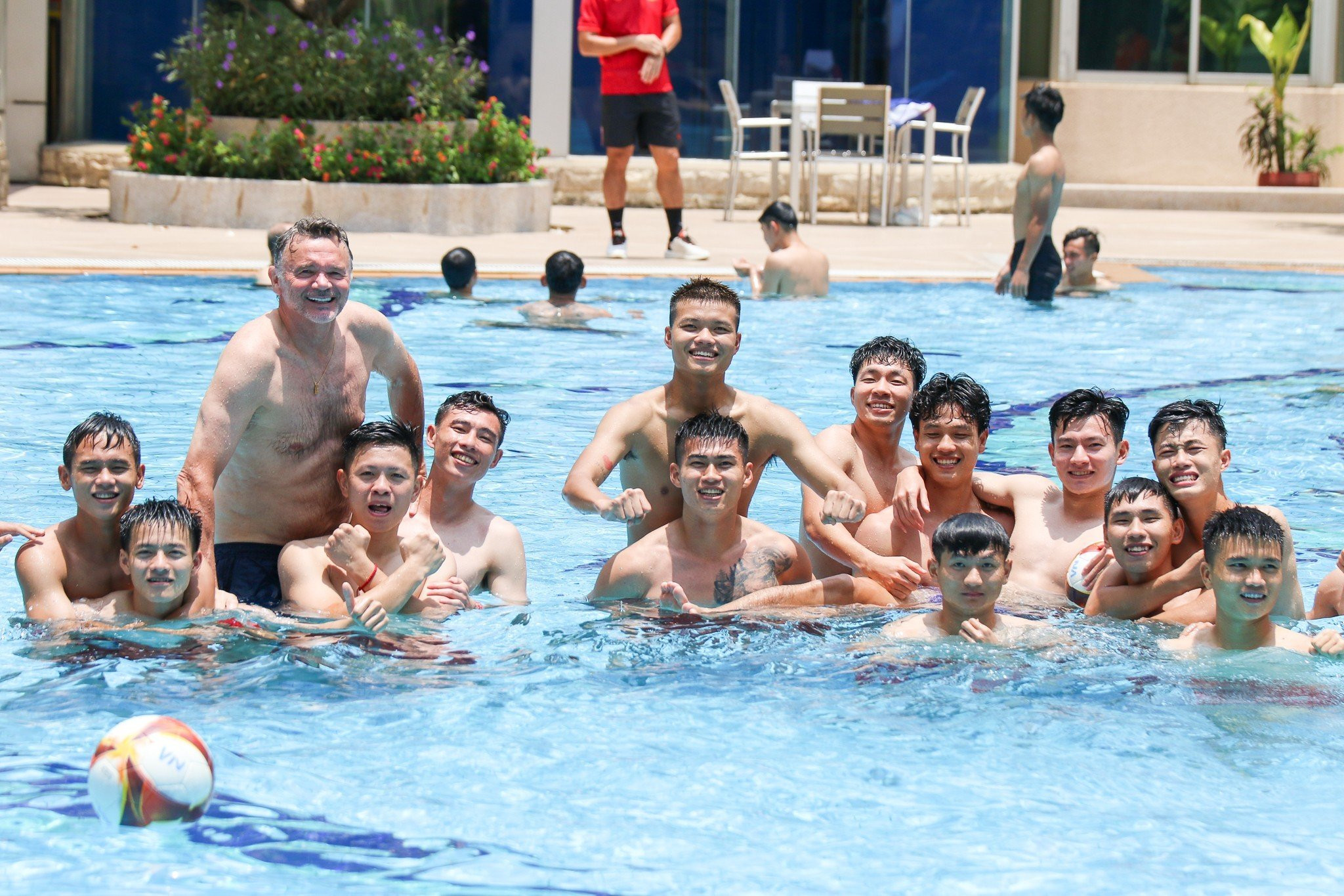 HLV Troussier cùng U22 Việt Nam thư giãn ở bể bơi - Bóng Đá