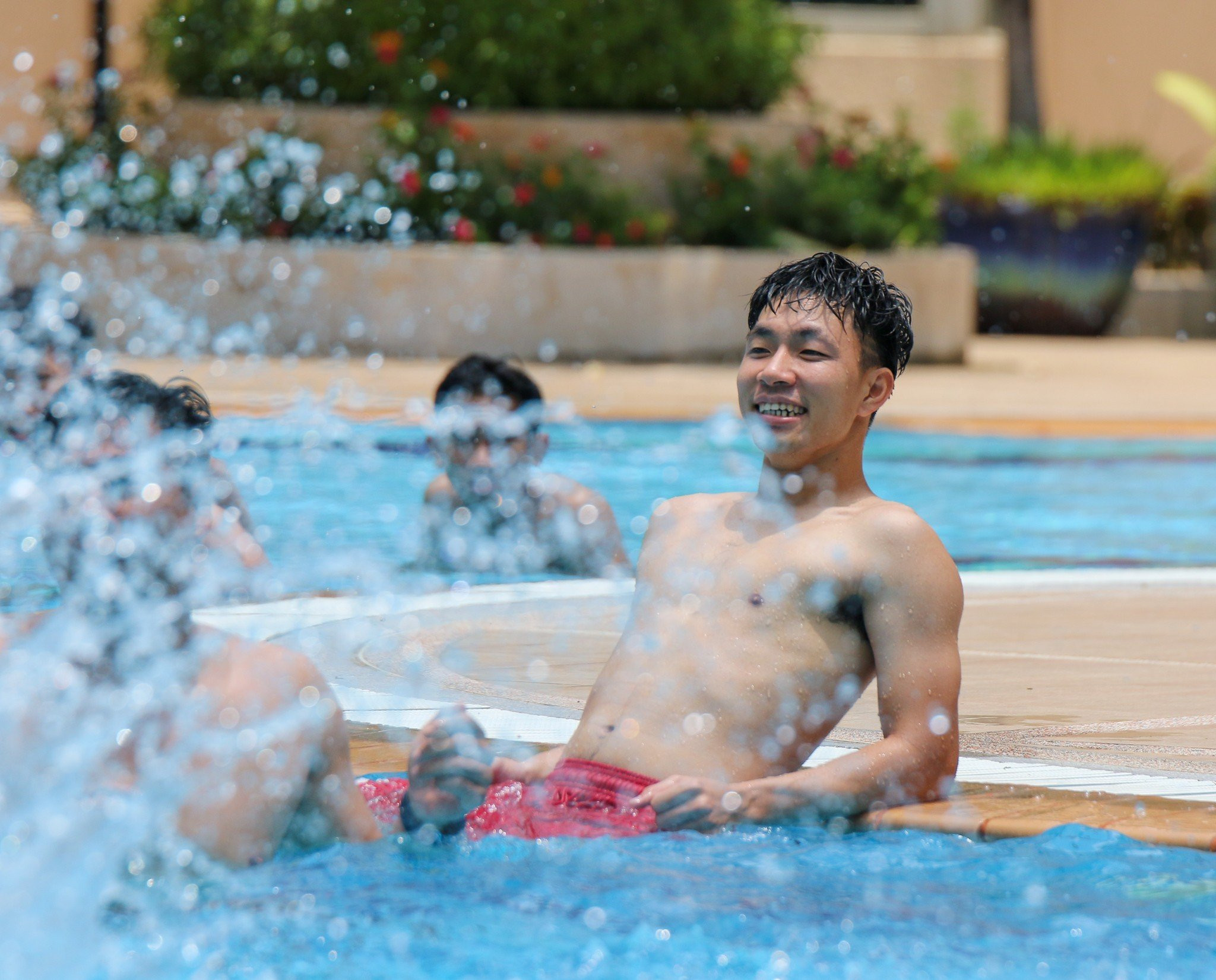 HLV Troussier cùng U22 Việt Nam thư giãn ở bể bơi - Bóng Đá