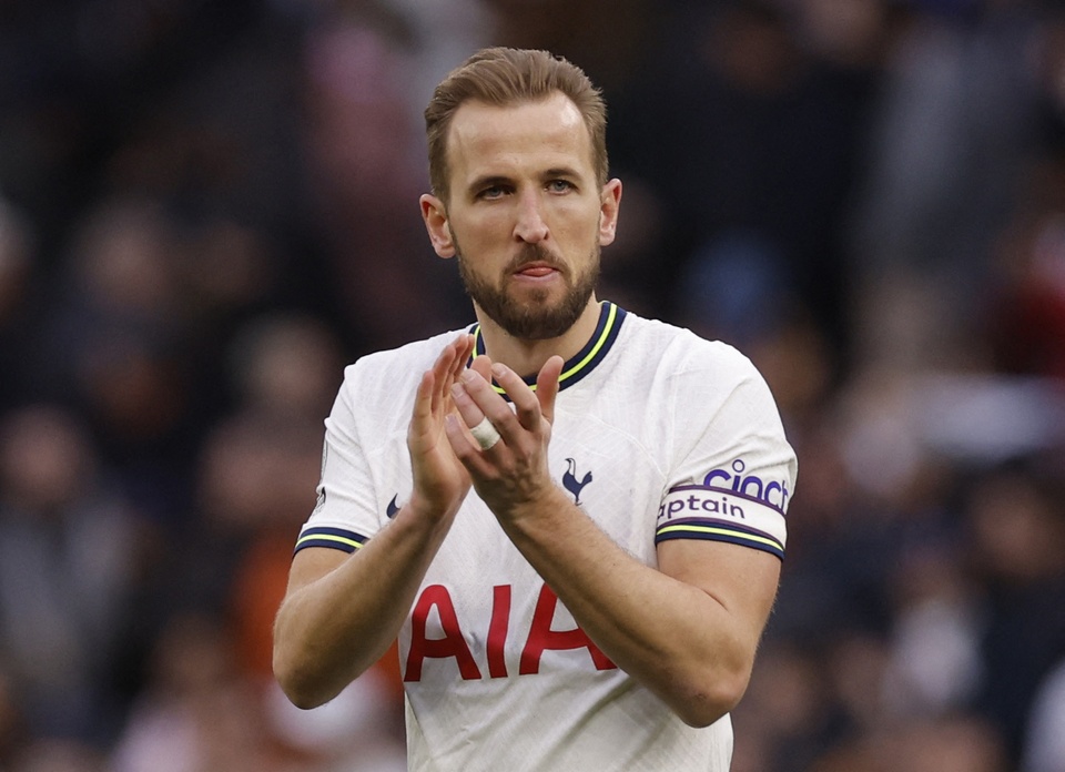 HLV Erik ten Hag xác nhận MU cần một "số 9" mới. Theo Telegraph, MU bắt tìm hiểu về khả năng chiêu mộ Harry Kane. "Quỷ đỏ" trước tiên sẽ hỏi Spurs về mức giá chuyển nhượng đồng thời muốn biết những điều kiện cần thiết để tiếp cận chân sút người Anh, nhất là vấn đề đàm phán với Chủ tịch Tottenham, Daniel Levy.