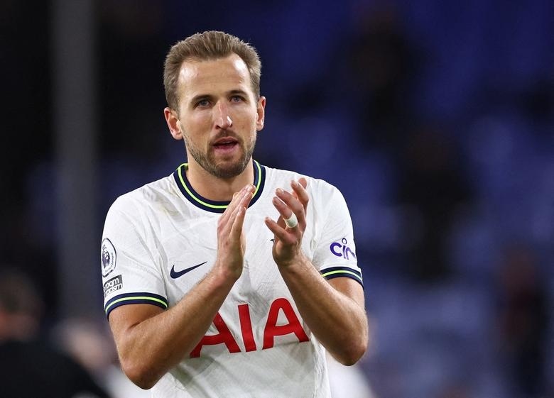 Giao kèo hiện tại của Kane hết hạn vào tháng 6/2024. Spurs ưu tiên bán Kane cho một đội bóng nước ngoài trong trường hợp tiền đạo sinh năm 1993 không gia hạn hợp đồng. Tuy nhiên, Kane muốn tiếp tục chơi bóng ở môi trường Premier League quen thuộc. Mức giá của Kane không dưới 100 triệu bảng.