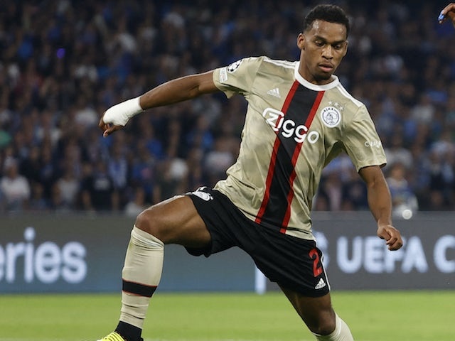 Hè 2022, MU suýt có được chữ ký Timber, song Ajax không chịu nhả người. Cá nhân Timber xác nhận sẽ chia tay đội bóng Hà Lan sau mùa giải năm nay. "Quỷ đỏ" có thể chiêu mộ Timber với giá 37 triệu bảng.