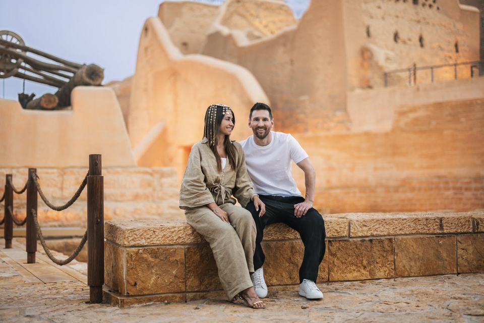 Messi tươi cười trong chuyến đi tới Saudi Arabia - Bóng Đá