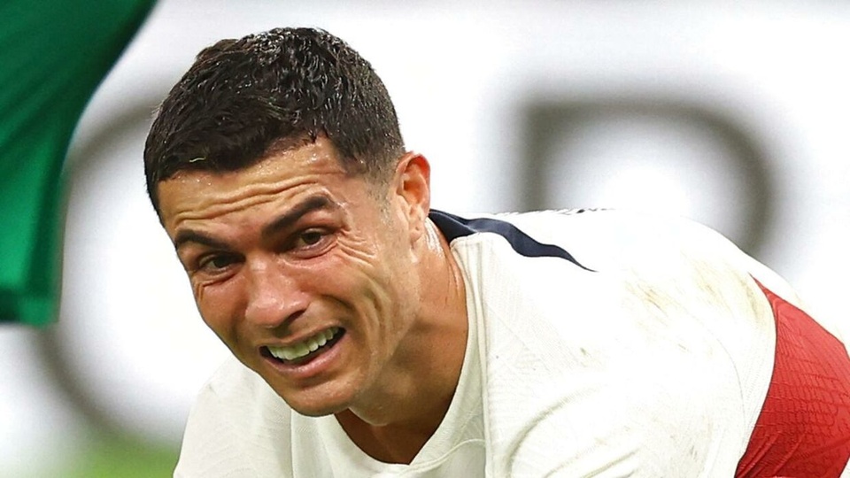 Ronaldo bị chỉ trích sau màn xin lỗi của Messi - Bóng Đá