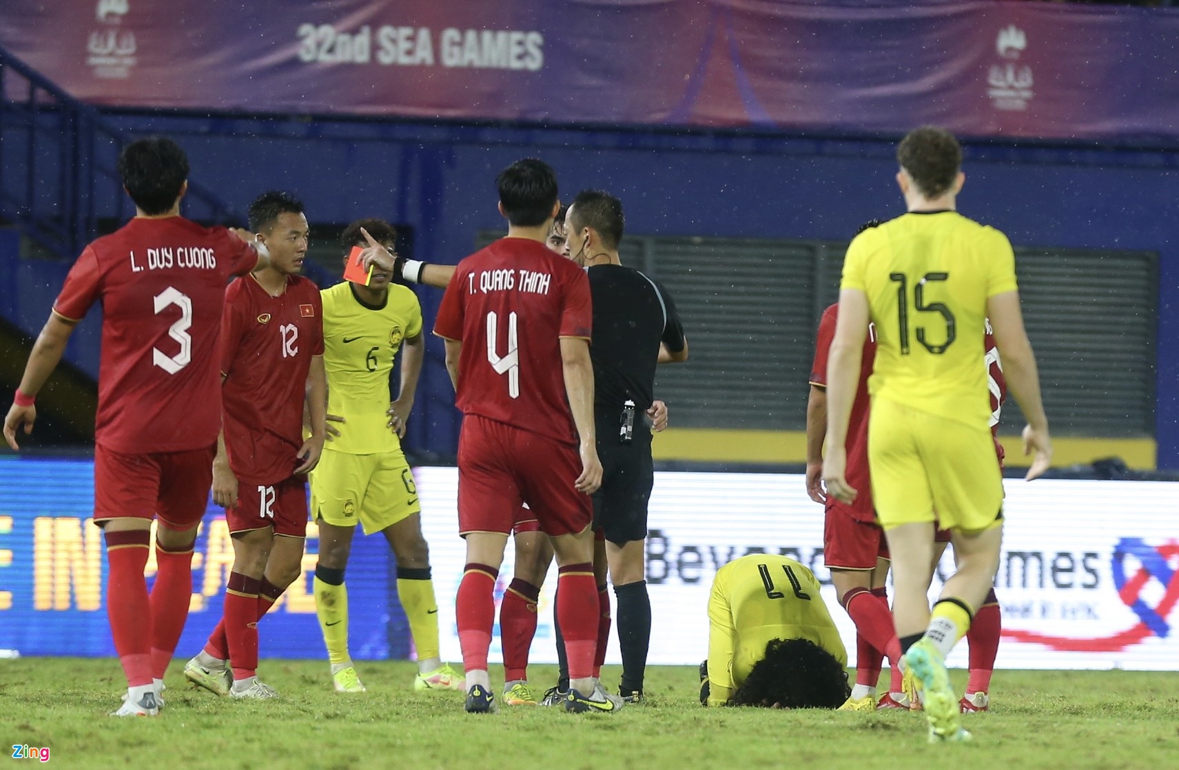 Thanh Nhàn khiến 2 cầu thủ Malaysia bị đuổi - Bóng Đá