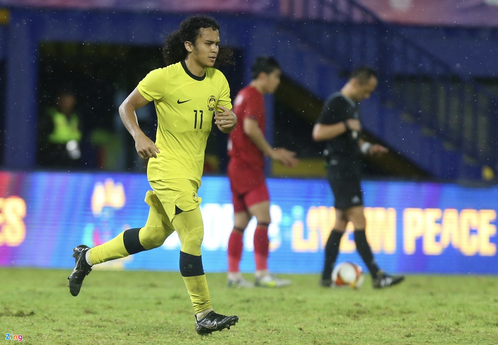 Thanh Nhàn khiến 2 cầu thủ Malaysia bị đuổi - Bóng Đá