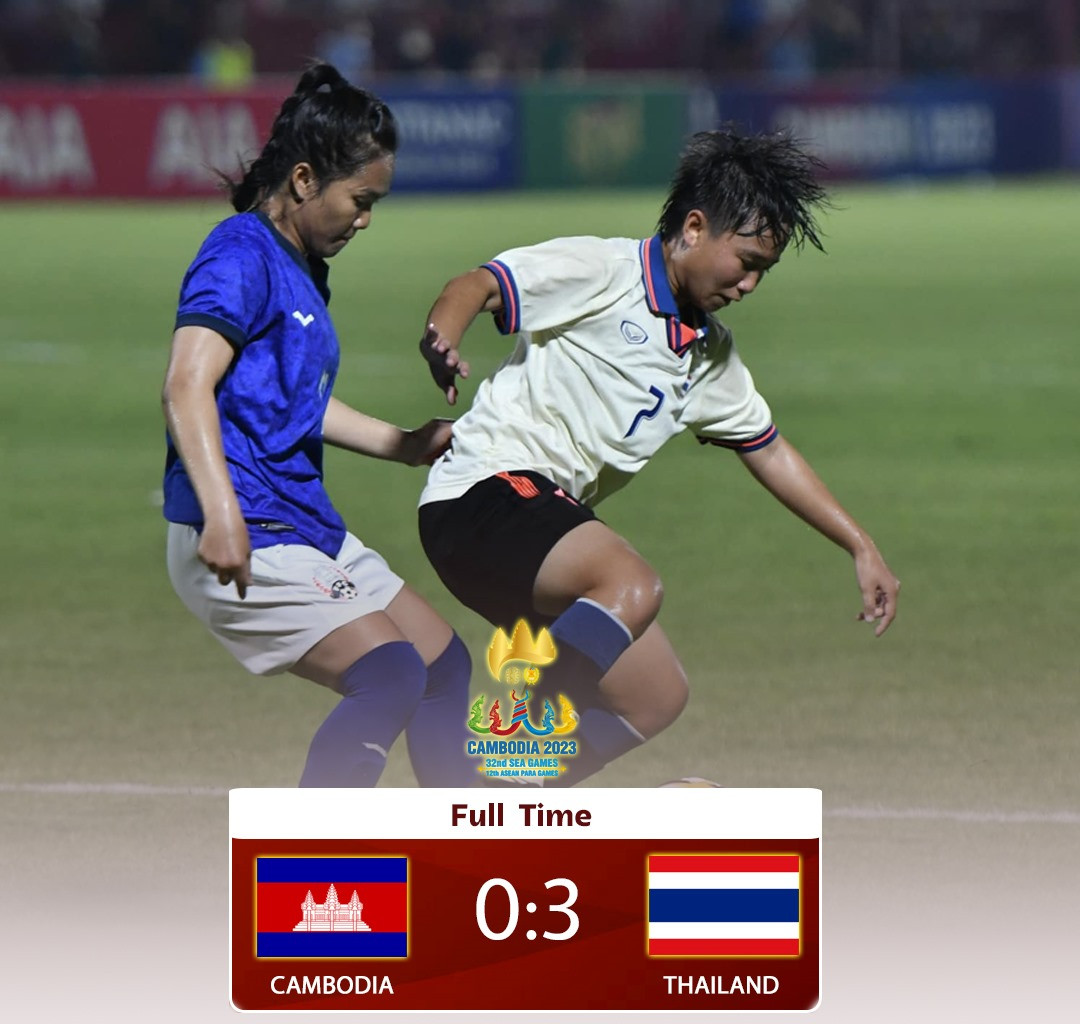 Nữ Campuchia (áo xanh) chạm trán nữ Việt Nam ở bán kết SEA Games 32.