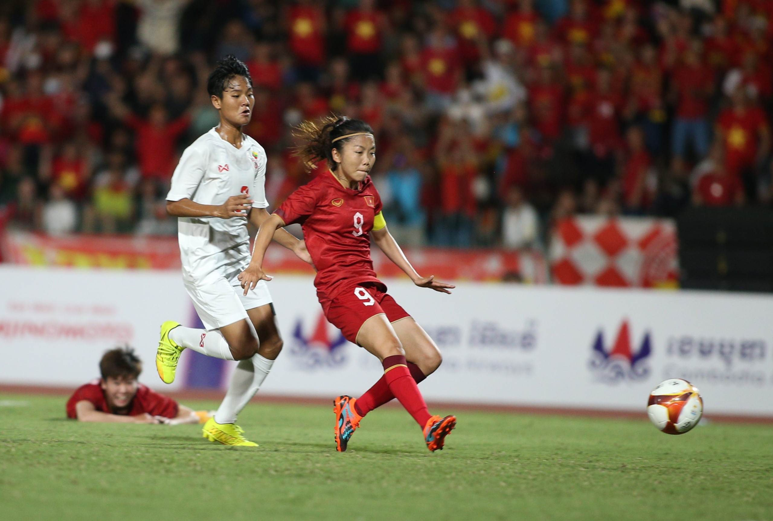 'Xé lưới' Myanmar, Huỳnh Như ăn mừng theo phong cách Ronaldo - Bóng Đá