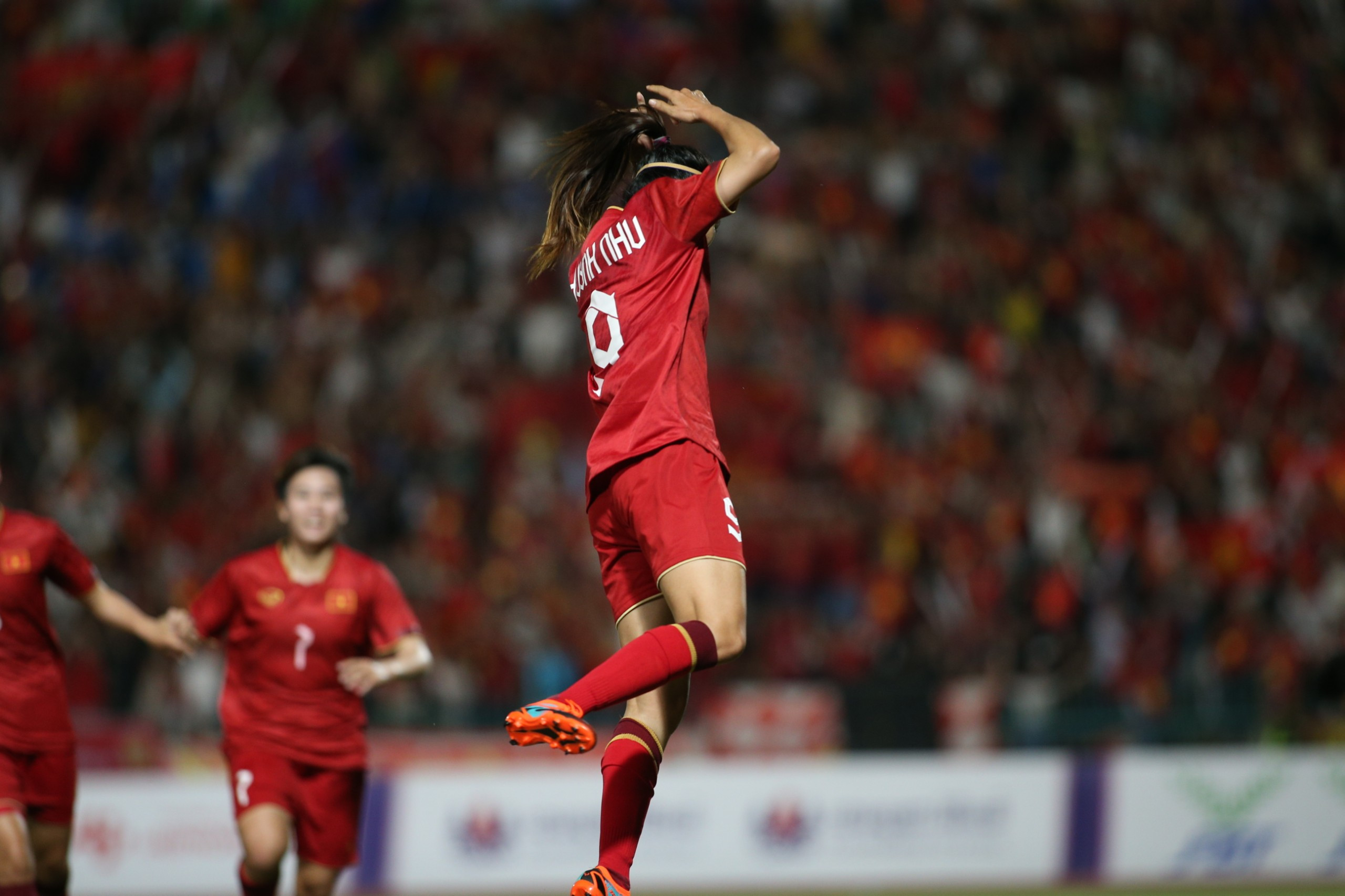 'Xé lưới' Myanmar, Huỳnh Như ăn mừng theo phong cách Ronaldo - Bóng Đá