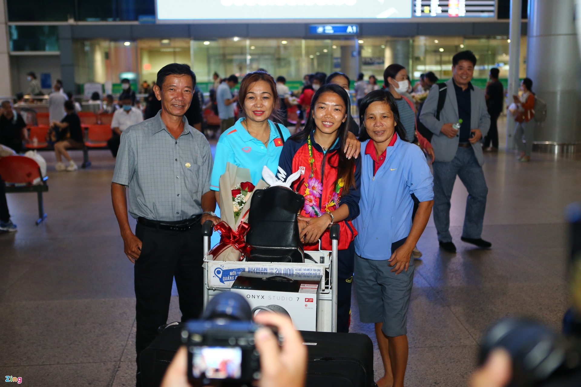 Tuyển nữ Việt Nam được chào đón nồng nhiệt khi về nước - Bóng Đá