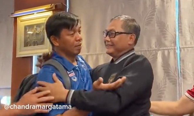 Trợ lý HLV Thái Lan khóc khi đến xin lỗi Trưởng đoàn Indonesia - Bóng Đá