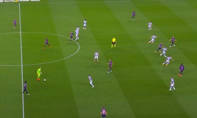 Thủ môn Barca lên quá vạch giữa sân - Bóng Đá
