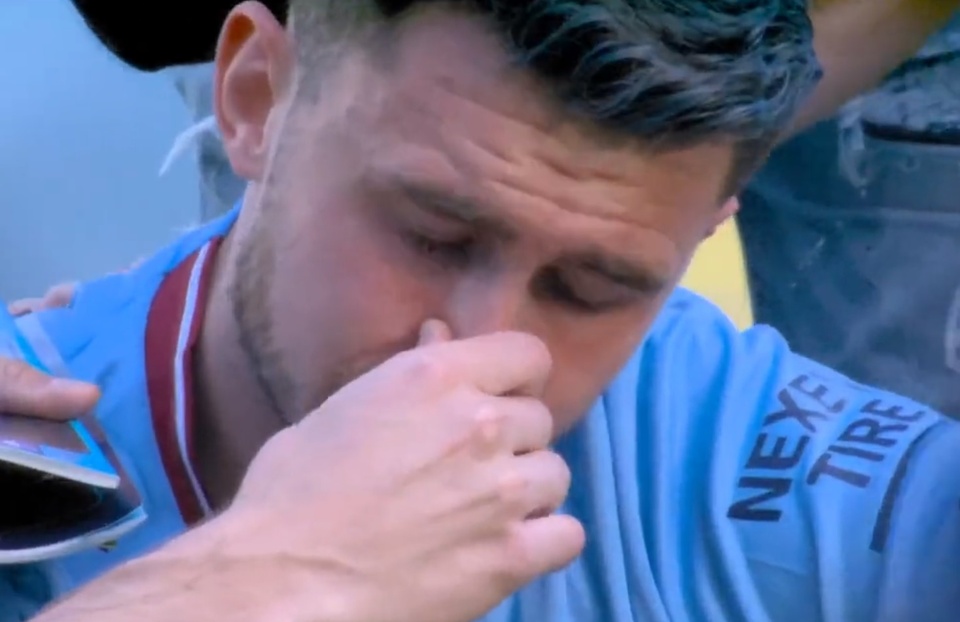 Cầu thủ Man City duy nhất khóc trong lễ ăn mừng vô địch - Bóng Đá