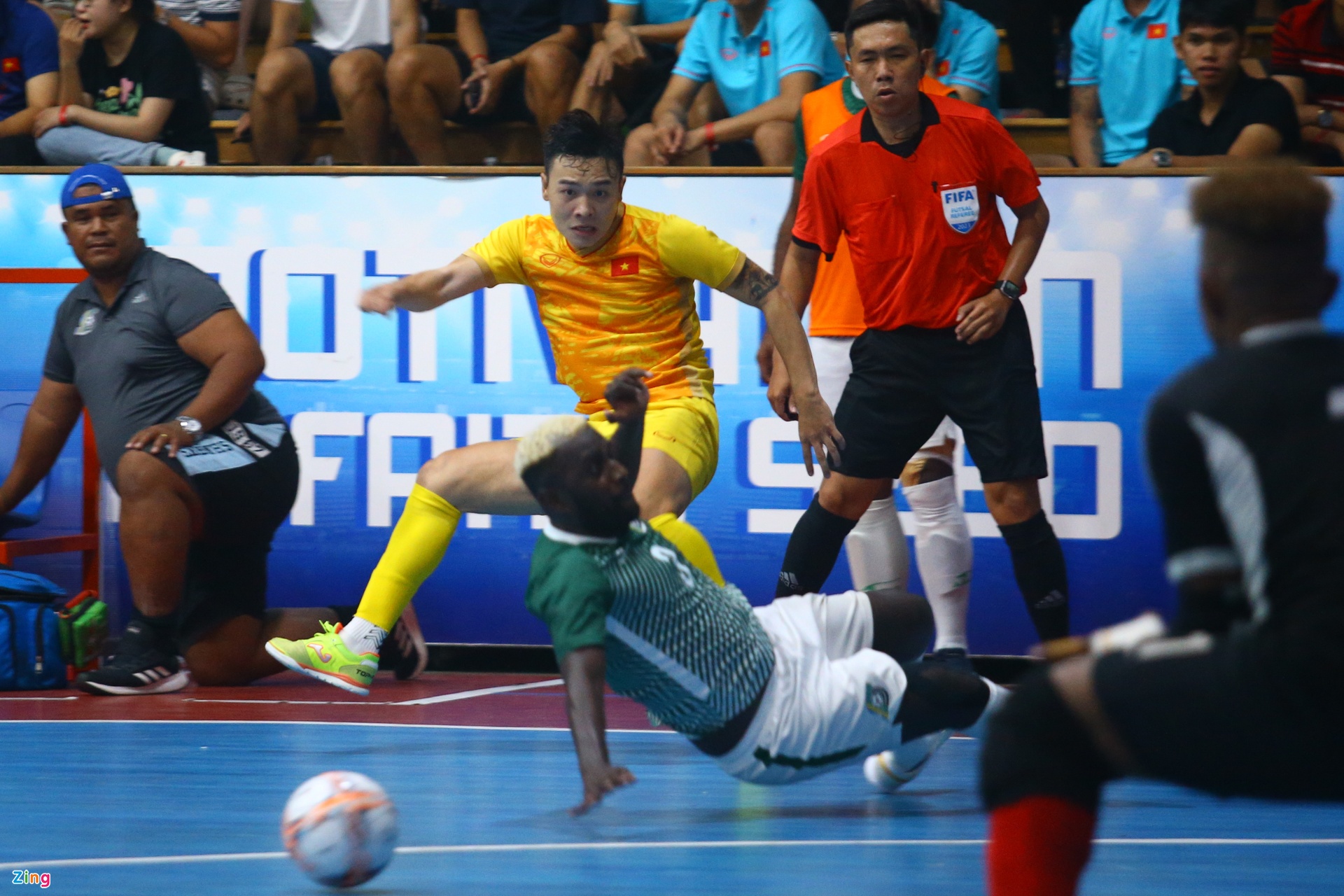 Tuyển futsal Việt Nam họp nóng tại sân dù thắng Solomon 5-0 - Bóng Đá