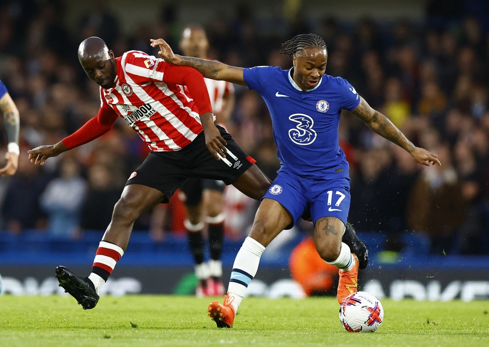 Đến hè 2022, Man City bán Sterling cho Chelsea với mức giá 47,5 triệu bảng. Tuy nhiên, chân sút người Anh có mùa giải thất vọng khi chỉ ghi 9 bàn sau 38 lần ra sân. "The Blues" xếp thứ 12 tại Premier League và mất vé dự cúp châu Âu mùa sau.