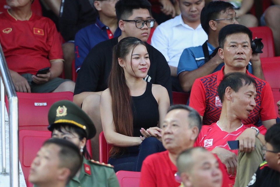 Bạn gái Văn Lâm bẽn lẽn cổ vũ tuyển Việt Nam - Bóng Đá