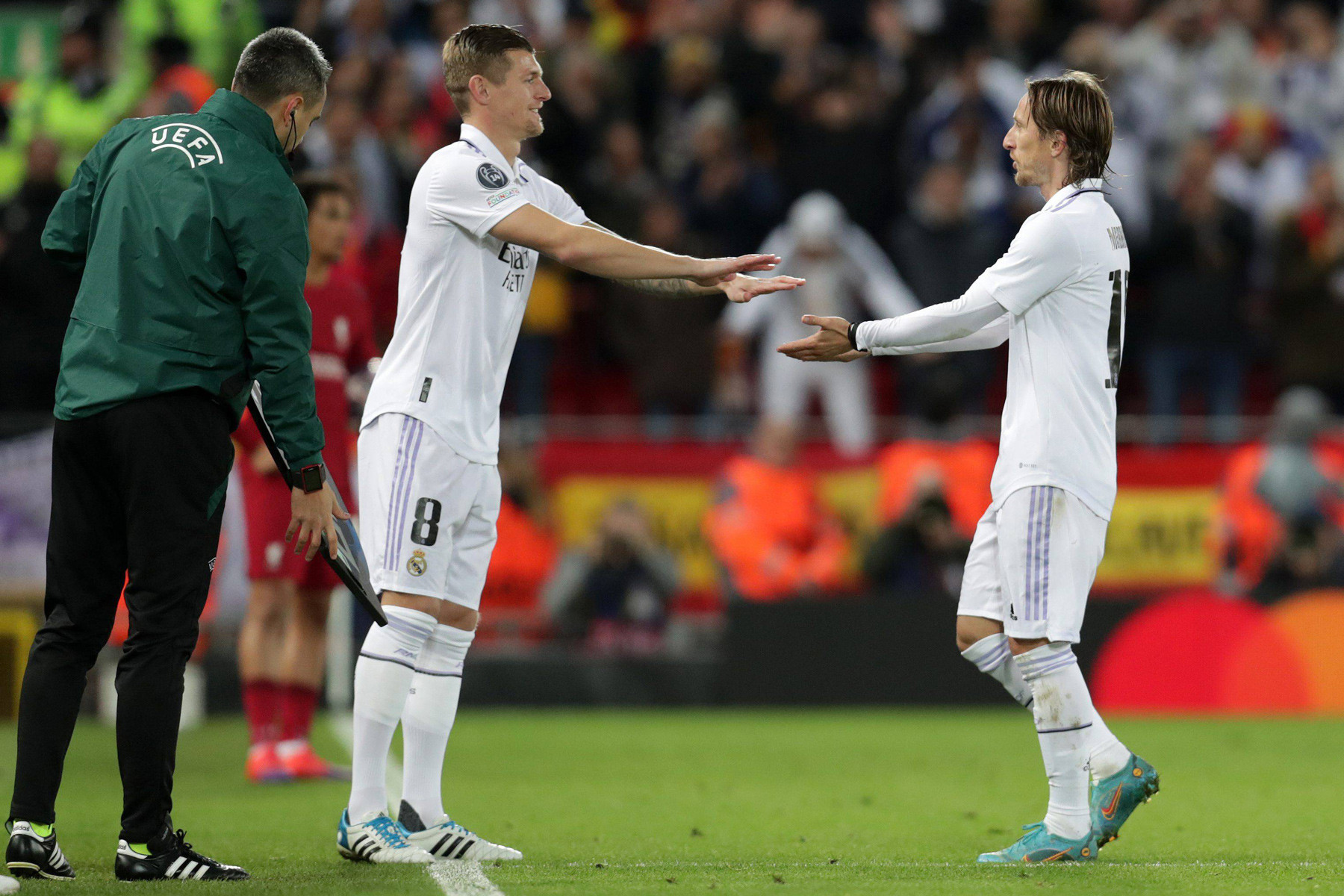 Modric gia hạn Real Madrid: Vũ điệu vượt thời gian - Bóng Đá