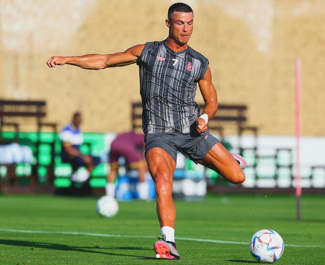 Ronaldo khoe cơ bắp sau kỳ nghỉ hè - Bóng Đá