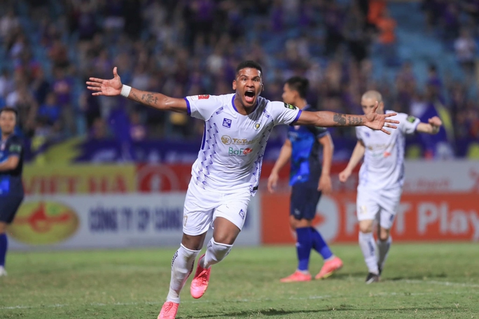 CLB Hà Nội thắng ngược TopenLand Bình Định, áp sát ngôi đầu bảng V-League - Bóng Đá