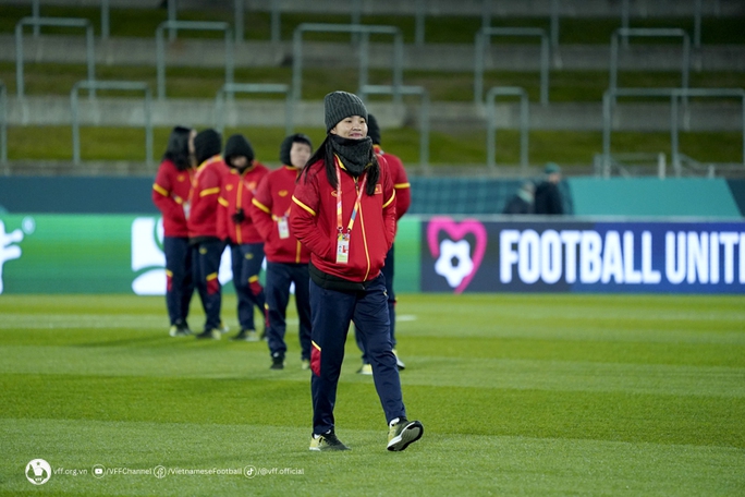 Đội tuyển nữ Việt Nam làm quen sân đấu chính thức với tuyển Bồ Đào Nha - Bóng Đá
