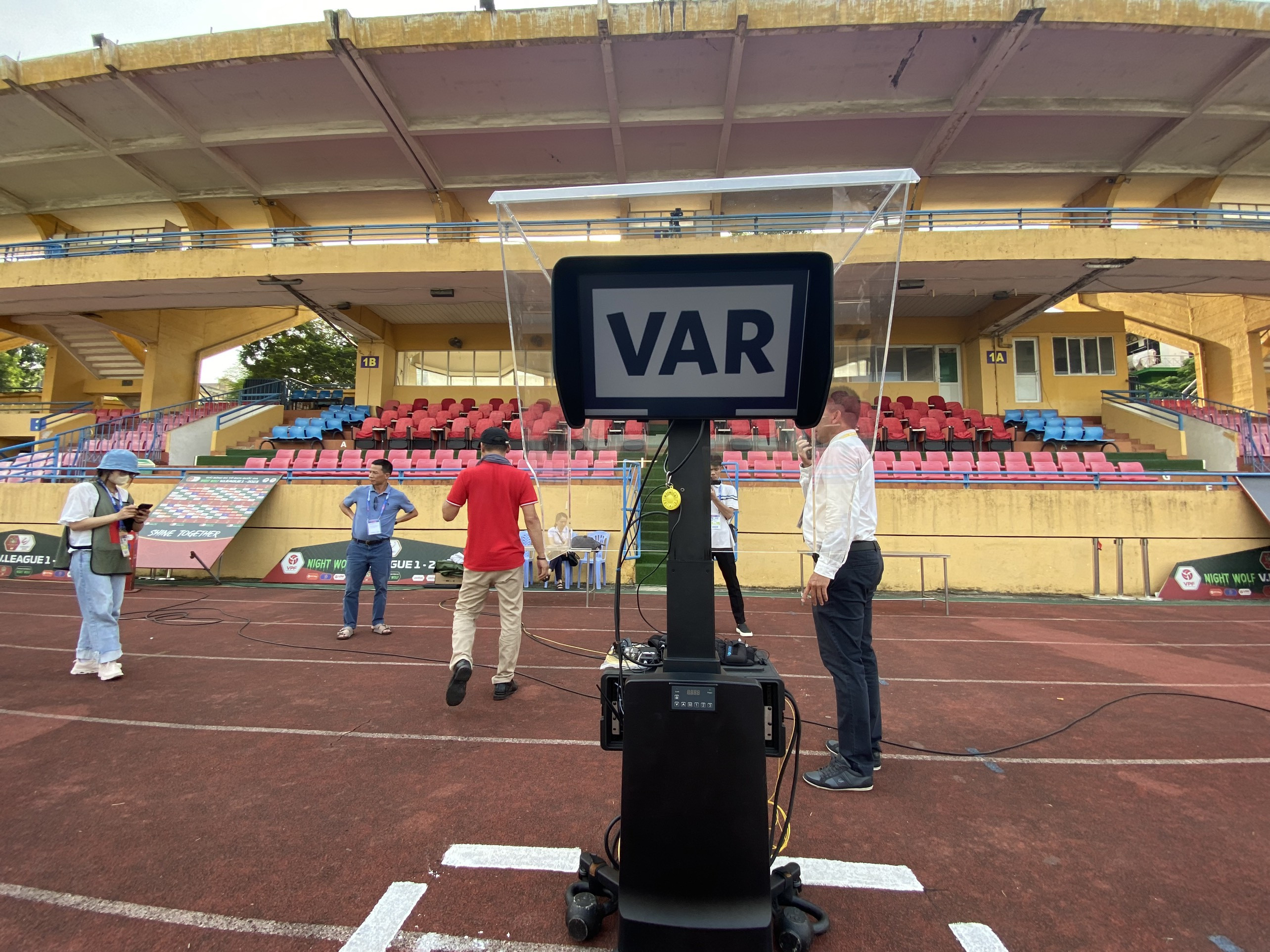 Cận cảnh tình huống check VAR đầu tiên ở V-League - Bóng Đá