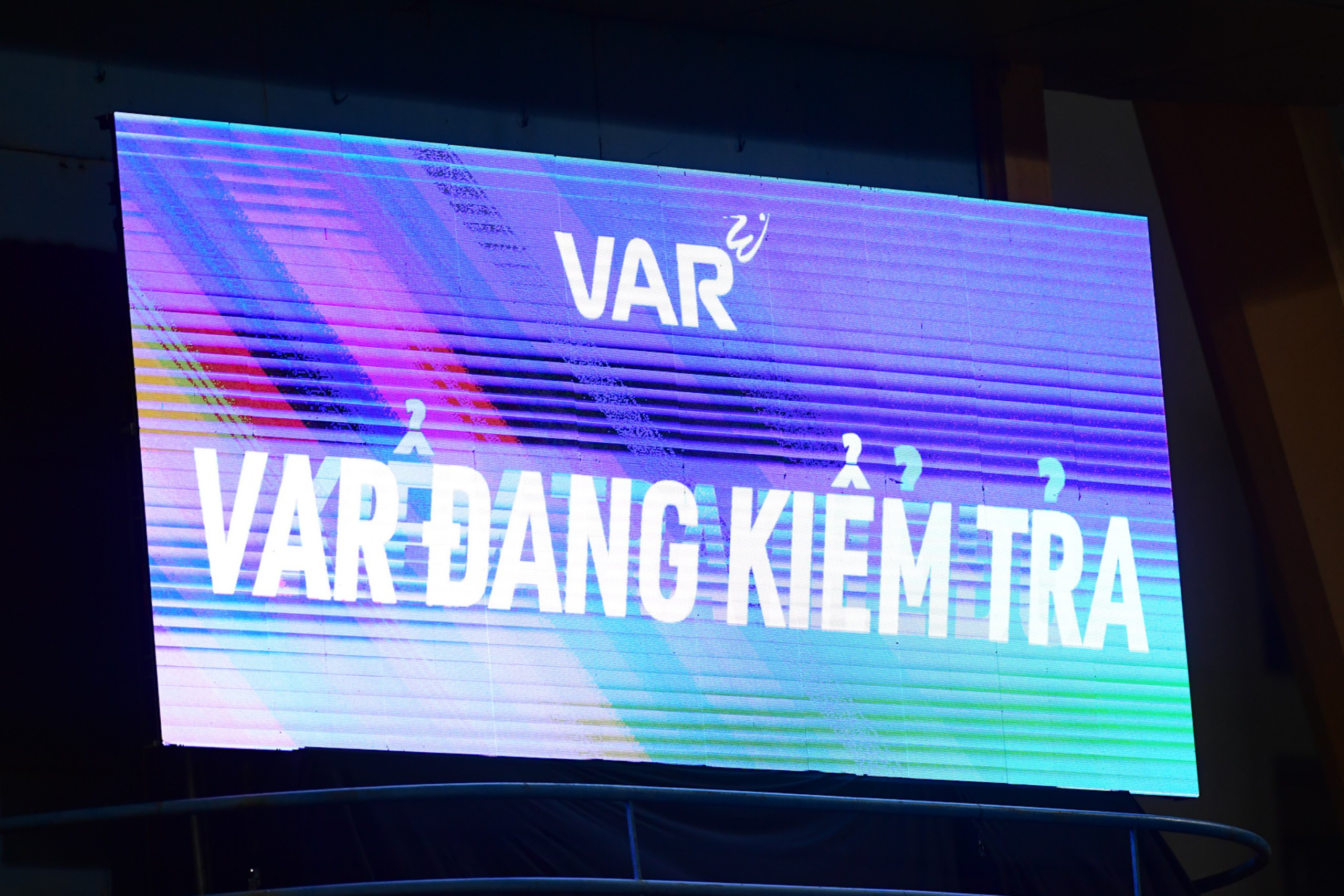 Cận cảnh tình huống check VAR đầu tiên ở V-League - Bóng Đá