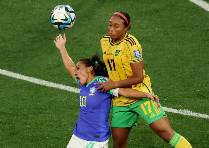 Brazil gặp nhiều khó khăn trước hàng thủ kín kẽ của tuyển Jamaica trong hiệp 1.
